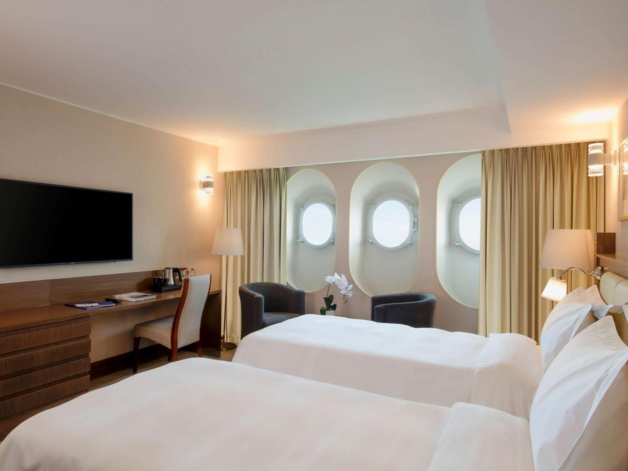 Queen Elizabeth 2 Hotel Dubai Exterior photo
