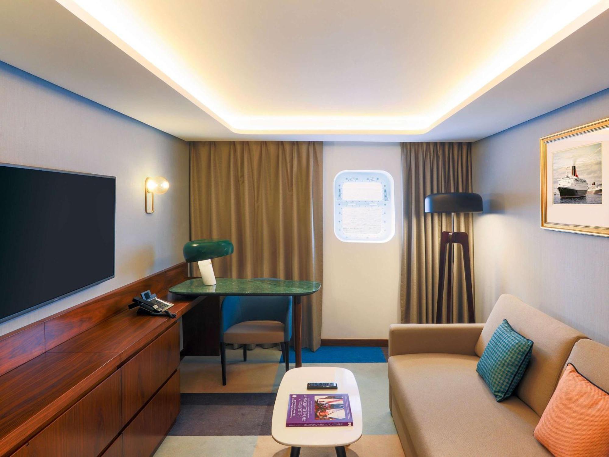 Queen Elizabeth 2 Hotel Dubai Exterior photo