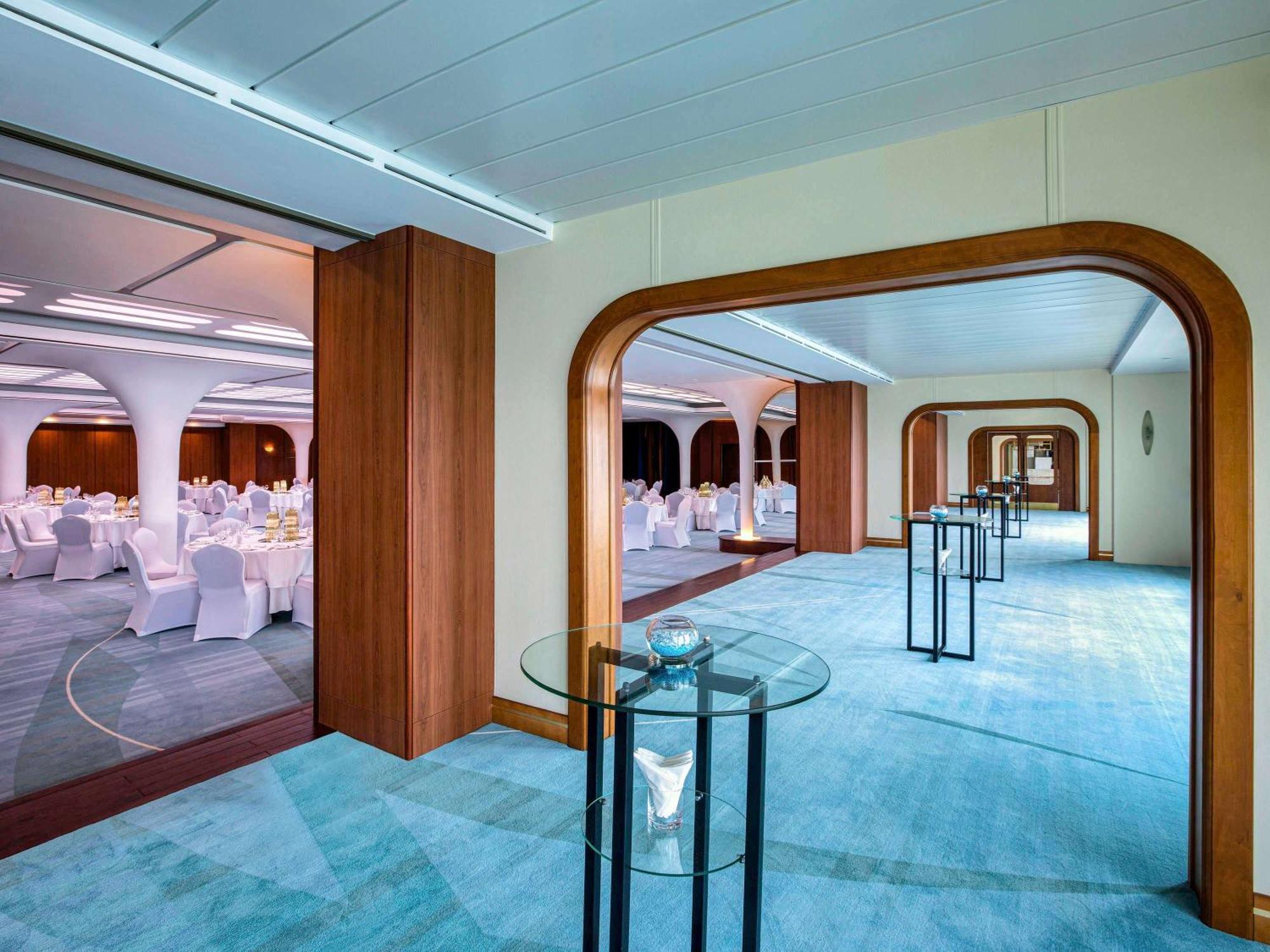 Queen Elizabeth 2 Hotel Dubai Exterior photo