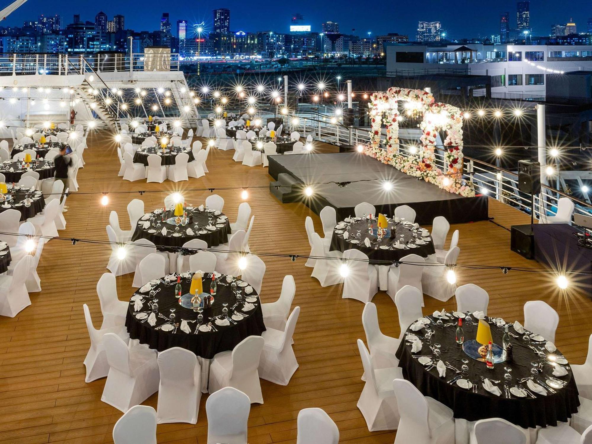 Queen Elizabeth 2 Hotel Dubai Exterior photo